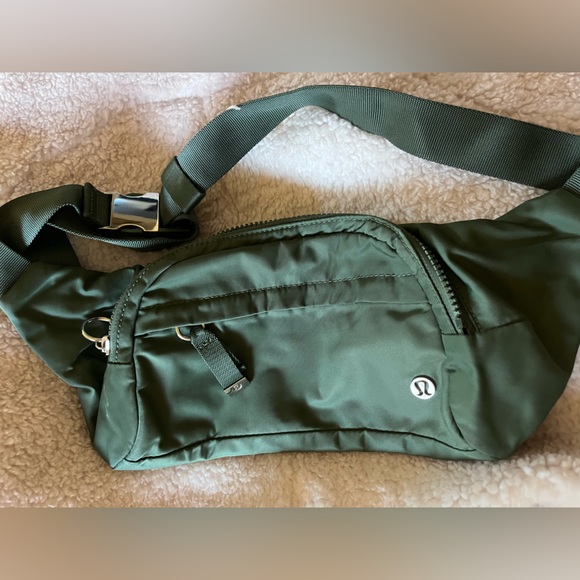 ☘️🦄AlGAE GREEN On The Beat Belt Bag☘️🦄 - Picture 8 of 11